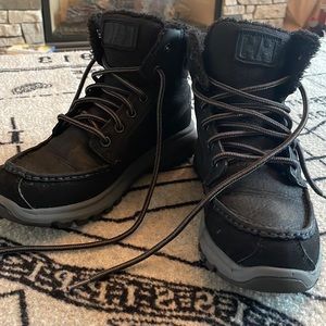 Helly Hansen Black fur lined leather boots. Mens size 9